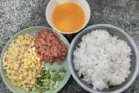 蓉漂小伙做一道美味的火腿肠玉米蛋炒饭，做法简单，好吃实惠！