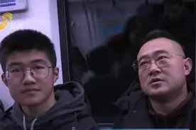 济南地铁3号线运营，大哥5点就带着儿子来体验，还有市民全家出动视频封面