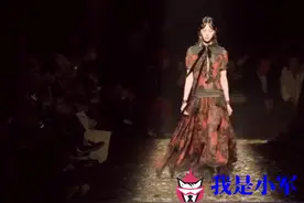 小姐姐边走边扯衣服，这动作太霸气了！视频封面