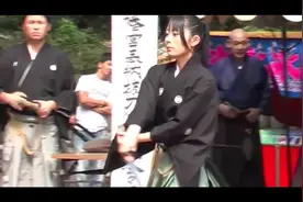 日本拔刀大会，女武士一刀劈开竹席，太强了视频封面