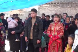 河南小伙，年纪轻轻就结婚了，婚后谁当家，看着好小视频封面