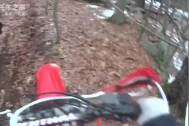 冬季越野摩托车骑行，雪地穿越林道挑战性还是挺高的视频封面