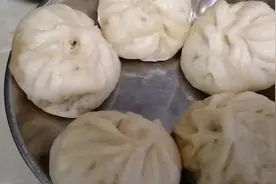 老爸在家包驴肉圆葱包子，在家也能做大厨，皮薄馅大，造起来~视频封面