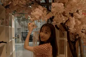 可爱美女和母亲大胆赤脚逛街 也不怕脚受伤吗？视频封面