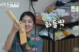 韩国女演员和丈夫一起组装柜子将宝宝的玩具收纳好，客厅整齐多了视频封面