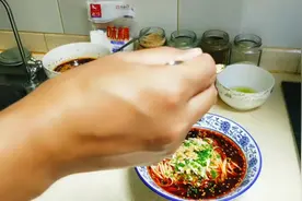 重庆小面碗料制作方法，这几种调料要提前秘制，难怪这么好吃。视频封面