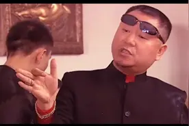 彪哥说：为啥握手时候要撅着手指头？那是要夹着尾巴做人。视频封面