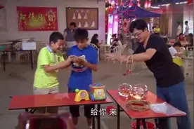 夜市人生：小孩套圈技术神乎其技，老板玩不起，直接把小孩赶走！视频封面