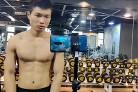 小刘去健身房招人嘲笑，说骨瘦如材，脱掉衣服后都惊讶了视频封面