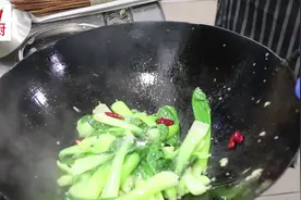 原来饭店是这样炒大青菜的，怪不得那么脆嫩，技巧简单，先收藏了视频封面