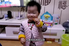 一岁多的闺女第一次吃辣条，感觉有点辣但还想吃的表情太萌了