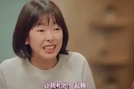 惊喜！女子回房间睡觉，床上突然多了一个美女和孩子视频封面