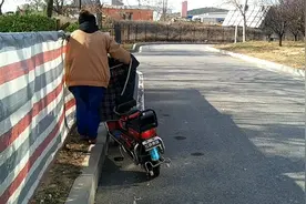 小伙教女同事骑电动车，女同事因为腿短，电动车都摔坏了！视频封面