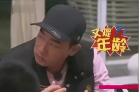 应采儿听到儿子吃饭声太大，直接教训：不要学陈小春，要绅士！视频封面