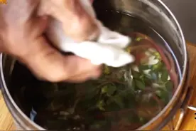 百岁奶奶为小孩洗礼用上了可食用的野菜——马齿菜，清热解毒明目视频封面