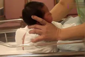 防止新生儿呛奶不要用拍背的方式，视频中护士姐姐的做法值得提倡视频封面