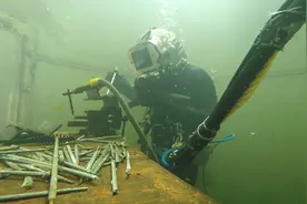 水下焊接特殊职业，每月工资达50000，你敢不敢干！视频封面
