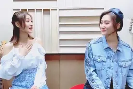双胞胎美女翻唱《世间美好与你环环相扣》，一开口竟堪比原唱视频封面