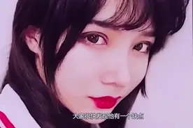 “女装大佬”艾比亮相街头，走路暴露缺点，网友：毕竟是个男人视频封面