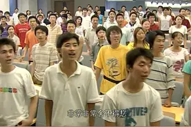 孩子们毕业送别老师，这场面真令人感动视频封面