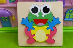 儿童益智玩具立体拼图，拼出一只小鸭子和青蛙