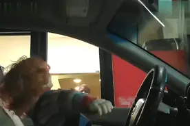 国外惊悚恶搞视频，无人驾驶恶作剧之恐怖娃娃买汉堡，店员吓坏了视频封面