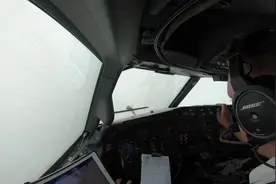驾驶舱第一视角 云里面雨特别大视频封面