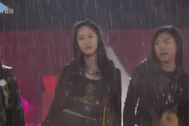盘点韩国爱豆有多敬业，暴雨中演出，GFRIEND连摔六个跟头视频封面