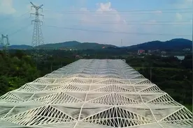 武汉这个地铁站太尴尬了，前不着村后不着店，停车场空空如也！视频封面