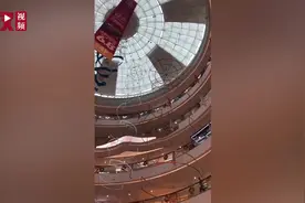 福建泉州城东万达广场 两盏巨灯突然从7楼砸向地面视频封面