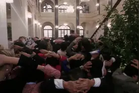 霸王花：女特警假扮成模特走秀，设下重重陷阱，抓捕杀手视频封面