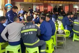 62名消防员用餐遇老板免单 他们却把饭钱悄悄放在了房间视频封面
