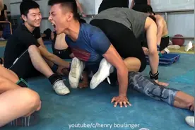 健美操运动员 日常训练  压腿太痛了视频封面