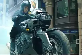幻影车神3：印度男子骑摩托，狂秀车技甩掉警察，还真有两下子！视频封面