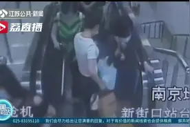 物品掉落手扶电梯 女子处置不当很危险视频封面