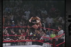 TNA摔角 无规则硬核赛，乔把大老黑重摔到台下桌子里视频封面