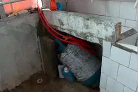两三平米的厨房，放了3个燃气罐，置身其中鸡皮疙瘩都起来了视频封面