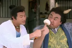 智障和牛魔王比食量，拳头大的馒头一口气吃几十个，牛魔王傻了！