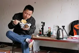 微信就剩下4块钱的蓝天哥，边吃外卖还憧憬女朋友，是不是飘了？视频封面