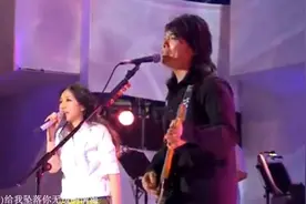 她的声音好嗲,一开口就受不了!伍佰万芳合唱《爱情限时批》