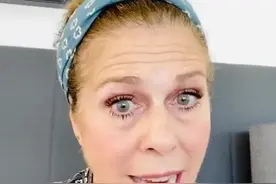 汤姆·汉克斯夫妇隔离在家，妻子威尔逊分享两人很“嘻哈”的生活视频封面