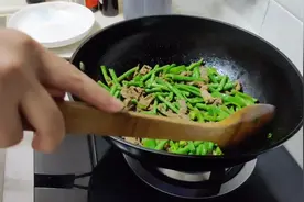 无注水的牛肉，无论在冰箱里冷冻多久，炒的时候是没有任何水份的视频封面