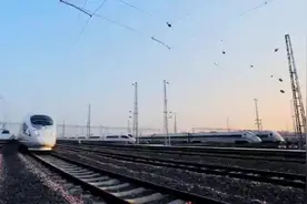 火车是怎么加油的？图片