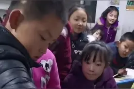 小学生期末抽奖抽中试卷  老师：感觉他不是很高兴视频封面