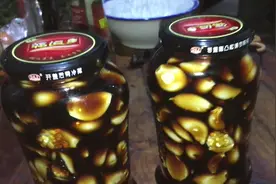腊月初八制作腊八蒜会神奇的呈现出翡翠般绿视频封面