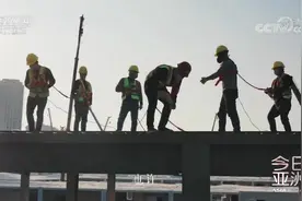 “火神山”“雷神山”医院相继交付使用 致敬平凡英雄！视频封面