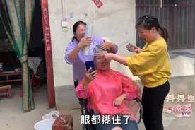 丹丹把二姐头发越搞越乱，二姐既生气又想笑，丹丹都忍不住笑趴了