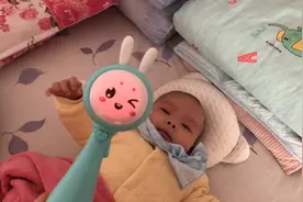 小宝宝几个月会开始抓东西？小黑妈告诉你，这个阶段很重要哟视频封面