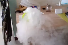 小伙在网上买一箱冰淇淋，居然没发顺丰，看看到了会不会化掉视频封面