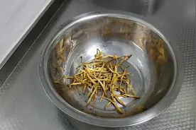 干黄花菜怎么做好吃?试试这样做，营养味美吃不腻。视频封面